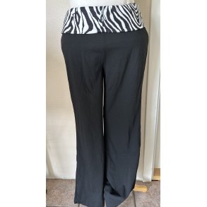 Langebukser med let vide for neden.