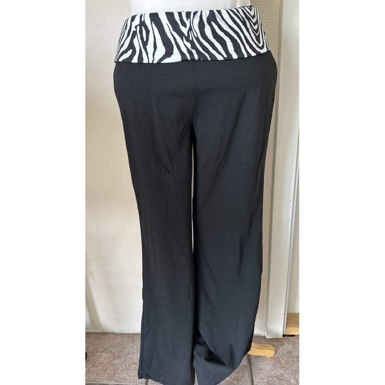 Langebukser med let vide for neden.