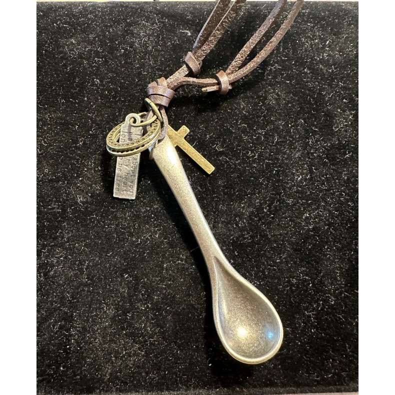 Halskde med bl.a. ske vedhng